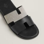 Hermès Izmir sandal 'Prunoir / Noir' - Image 4