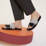 Hermès Izmir sandal 'Prunoir / Noir' - Image 5